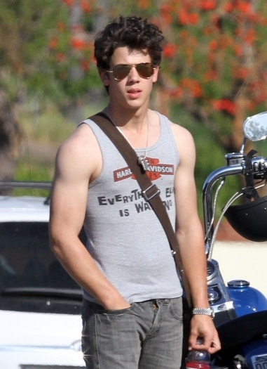 12861693_JAOXMTNON - HOT NICK JONAS ON THE STREETS OF THE CITY