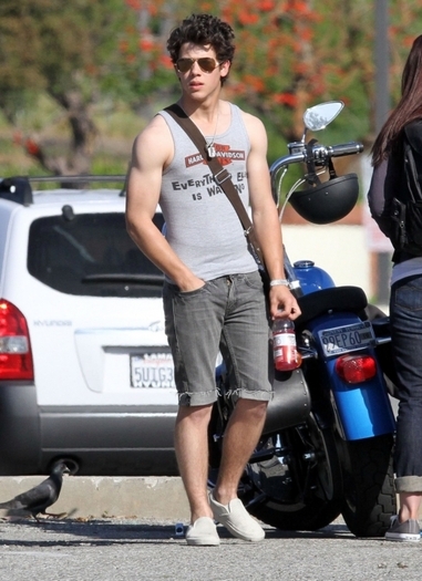 12861694_HSXWMMBPU - HOT NICK JONAS ON THE STREETS OF THE CITY