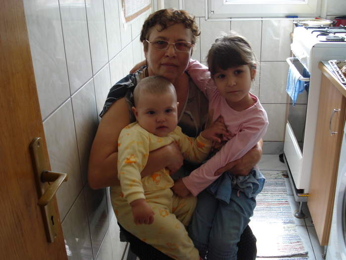 DSC07989- Mamaie cu nepoatele