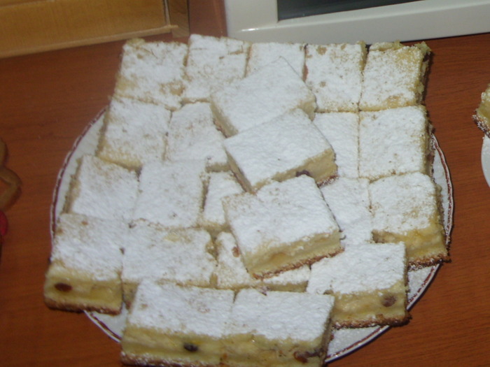 prajitura fina cu branza,smantana si stafide - CATE CEVA DIN BUCATARIA MEA