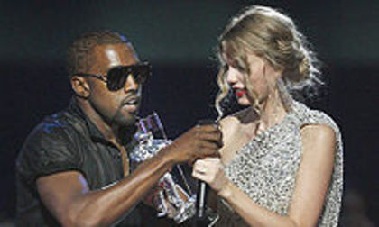 Kanye-West-grabs-the-mic-2009-vma