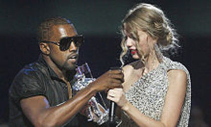 Kanye-West-grabs-the-mic-2009-vma - album pentru anap