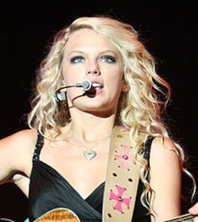 220px-Swift%2C_Taylor_%282007%29_cropped - taylor swift