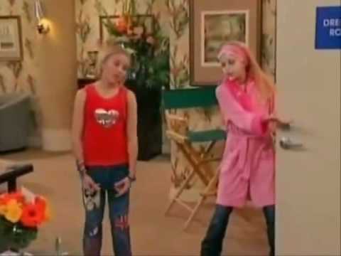 0s - Emily si Miley in Hannah Montana