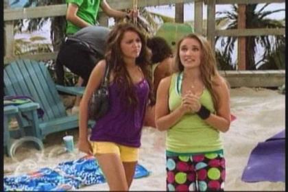 hannah3 - Emily si Miley in Hannah Montana