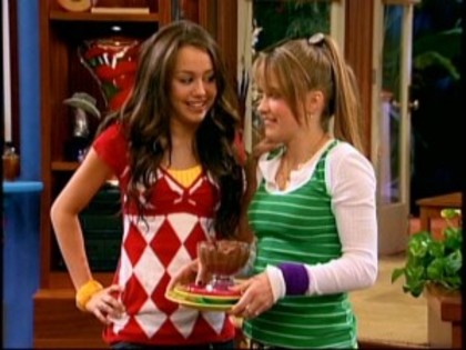 hmoiam-01 - Emily si Miley in Hannah Montana