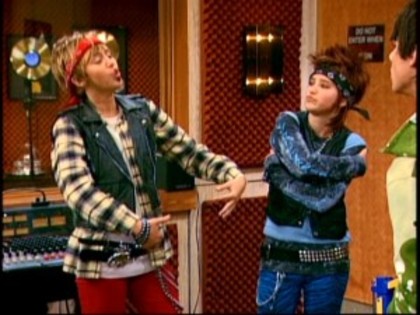 hmoiam-08 - Emily si Miley in Hannah Montana