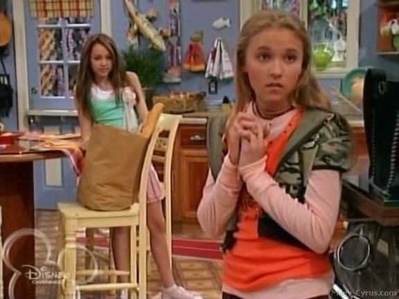 miley-cyrus_dot_com-hannahmontana-ep1caps582 - Emily si Miley in Hannah Montana