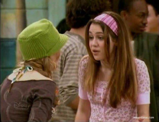 miley-cyrus_dot_com-hannahmontana-s1ep18caps1438 - Emily si Miley in Hannah Montana