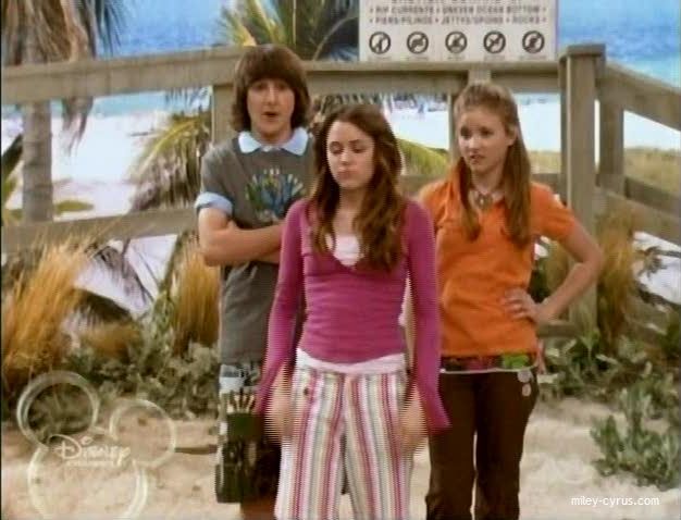 miley-cyrus_dot_com-hannahmontana-s1ep18caps2907 - Emily si Miley in Hannah Montana