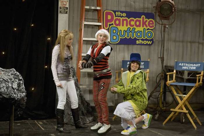 miley-cyrus_dot_com_hannahmontana-stills-season2-050ep25 - Poze funny