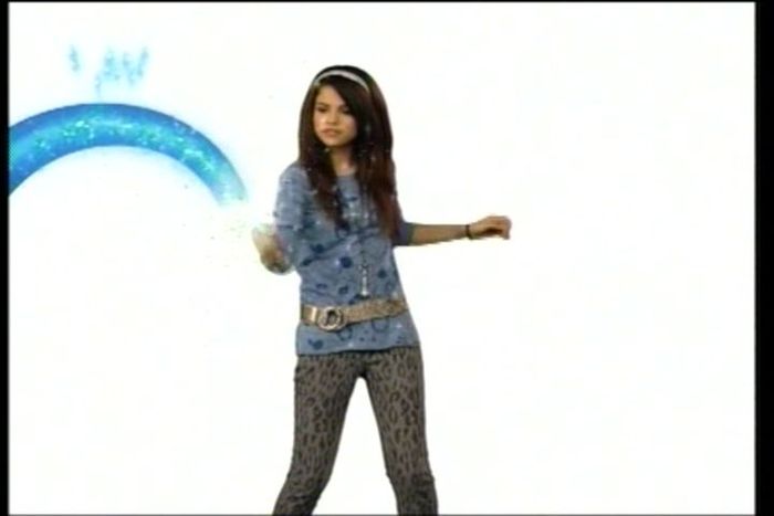 selenagomezfan_com-disneyintro_0015