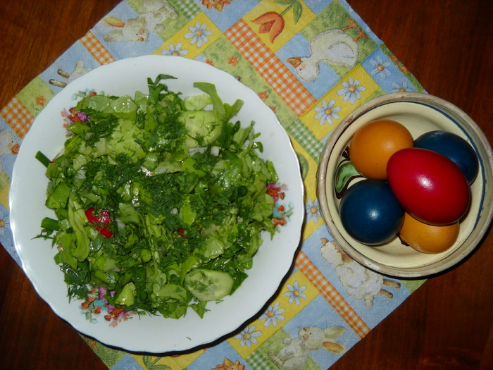 Salata mareata de primavara nr. 1; Frunze de salata verde, spanac, papadie, untisor, ceapa verde, ridichii, castravete, marar.
