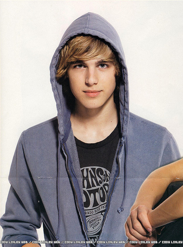 cody-linley-cody-linley-5521521-370-500 - poze cody linley