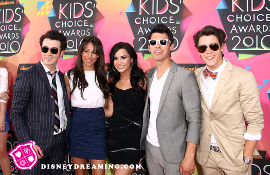 Jonas-Brothers-Demi-Lovato-Kids-Choice-Awards-copy - stars friends