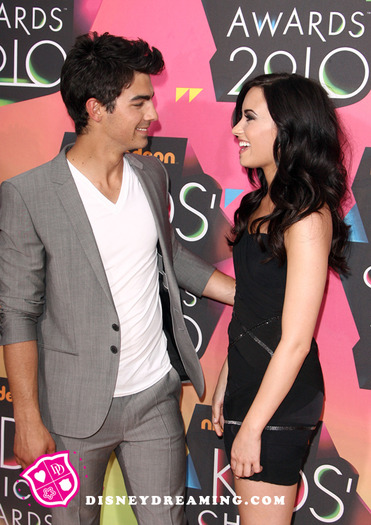 Demi-Lovato-Joe-Jonas-Nickelodeon-Kids-Choice-Awards2 - stars friends