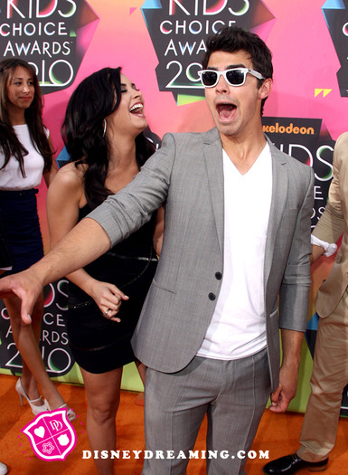 Demi-Lovato-Joe-Jonas-Nickelodeon-Kids-Choice-Awards-Laughing1