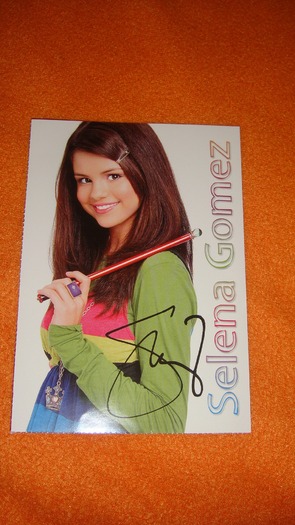 sunt niste poze speciale cu autographul lor sunt foarte lucioase