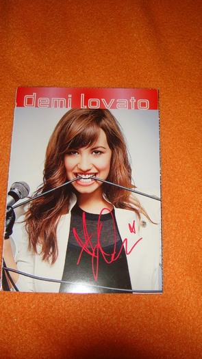 si asta e poza lucioasa cu demi si autographul