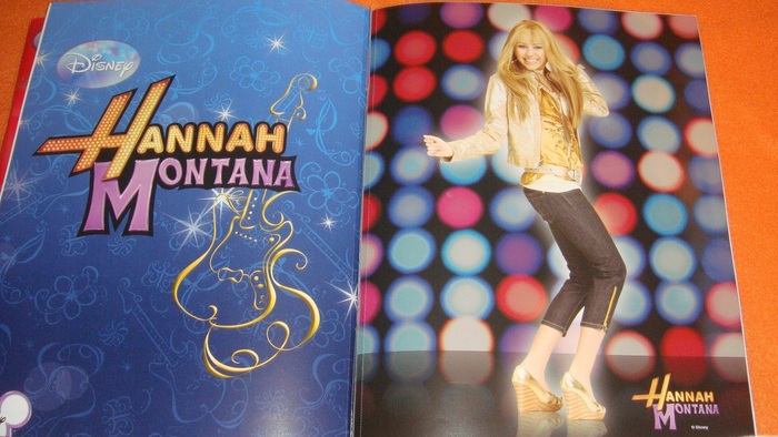 is postere dar si ele merg rupte si puse pe perete ca sunt special sa le dai jos ca e o cartecu mult