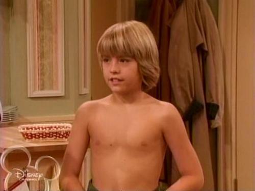 shirtless-cody-the-suite-life-of-zack-and-cody-6001881-500-375 - Zack si Cody