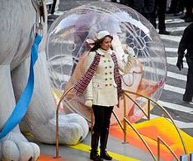 220px-Miley_Cyrus_at_the_Macy%27s_Thanksgiving_Day_Parade - album pentru Inga