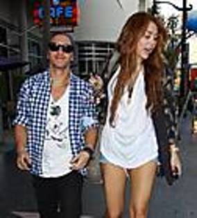 Miley-Cyrus_COM_HollywoodBoulevard_4April2010_10 - album pentru Inga