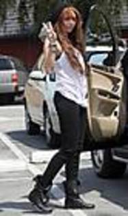 Miley-Cyrus_COM_TolucaLake_2April2010_01 - album pentru Inga