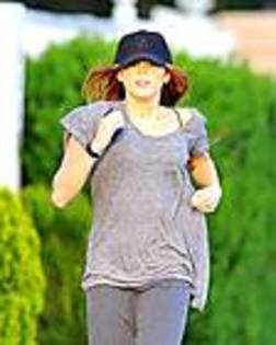 Miley-Cyrus_COM_TolucaLake_2ndApril2010_16 - album pentru Inga