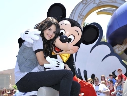 12156292_AIKKINRKM - Selena Gomez And Mackey