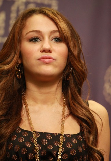 miley-cyrus-disc-earrings-necklace - x - Miley Cyrus