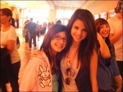 11406473_VJIQUHDRI - Selena Gomez And Friend