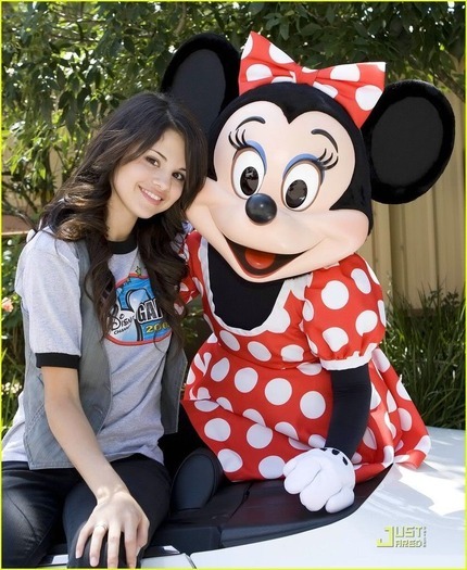 revistaDISNEYCHANNELHO - Club Selena Gomez