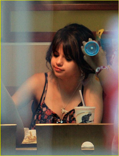 13160363_ZDSPQZJAN - Selena Gomez Mai Rare