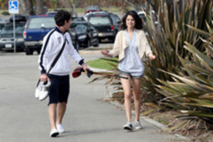 some-nice-pics-of-feb-21-2010-selena-gomez-11318838-1400-933 - Selena -21 februarie 2010