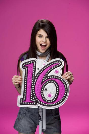 9. - club Selena Gomez-poze