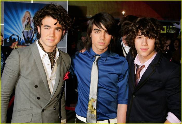 DREZMREIIFHDBPUZOMX - Jonas Brothers