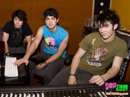 GNGFWWPOBQIRBGYFZVP - Jonas Brothers