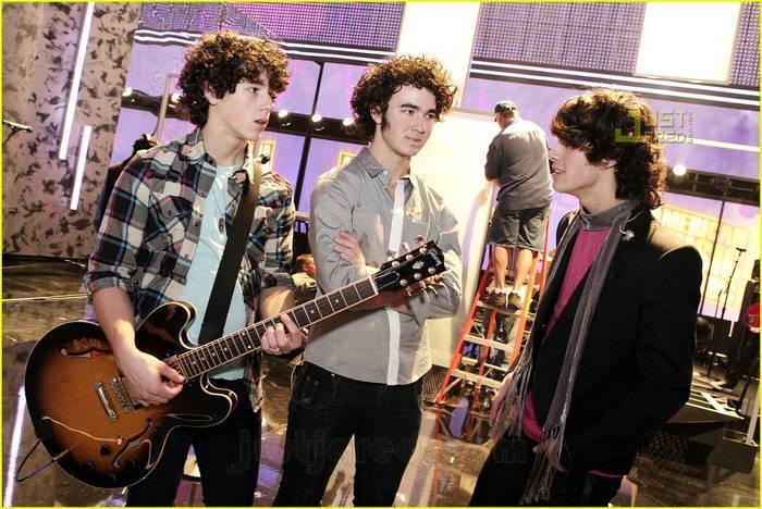 RUVKGOJOVSFNQTVWDZL - Jonas Brothers