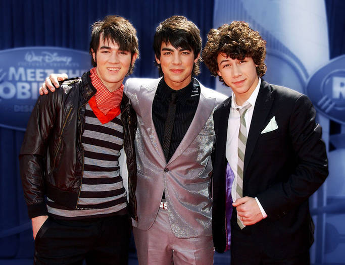 YFQSEFUXQYMLDRWTDUK - Jonas Brothers