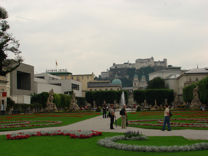 Mirabellgarten (2009, June 29); Salzburg, Austria.
 Mirabellgarten (2009, June 29); Salzburg, Austria.