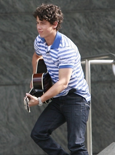 Out-in-Los-Angeles-CA-4-3-nick-jonas-11320449-381-512
