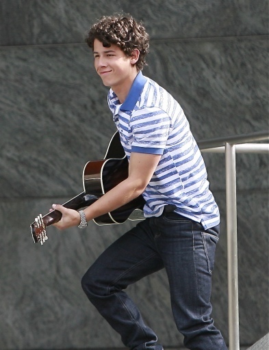 Out-in-Los-Angeles-CA-4-3-nick-jonas-11320448-393-512 - Imagini