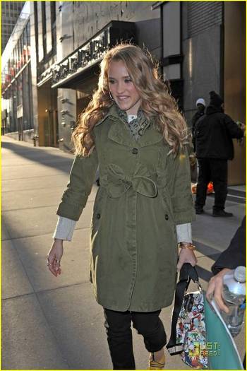 EmilyOsment_ORG-nyc2009feb16-theview-004 - Emily Osment