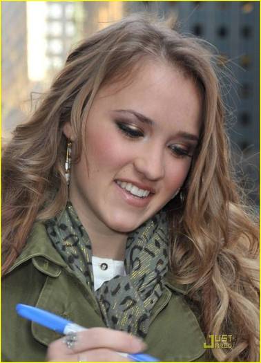 EmilyOsment_ORG-nyc2009feb16-theview-005 - Emily Osment