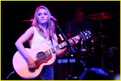 11u9hco - Emily Osment