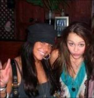 OWDRMURBBZOWFUFNKQU - 0-poze rare miley selena ashley si demi-0