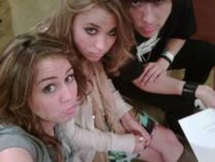 LBKRNJFYSXEXNUSRZEN - 0-poze rare miley selena ashley si demi-0