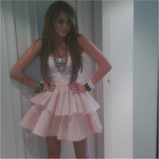 ZIUQQCDNZWKPTHDSGNE - 0-poze rare miley selena ashley si demi-0