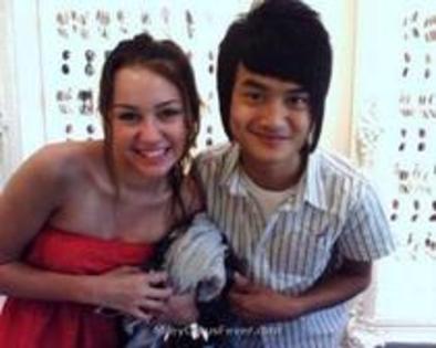 WCOICPUVUQPFLVJRSDU - 0-poze rare miley selena ashley si demi-0
